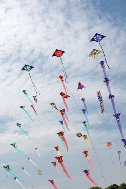 Mavi gökyüzü ve beyaz bulutlu uçurtmalar