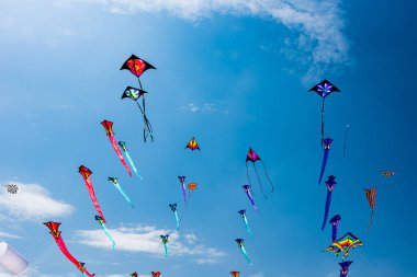 Mavi gökyüzü ve beyaz bulutlu uçurtmalar