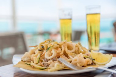 Kızarmış balık ve buz gibi bira.