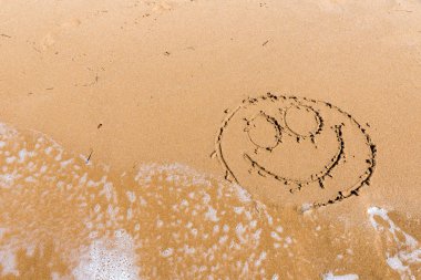 Deniz kıyısında gülümse.