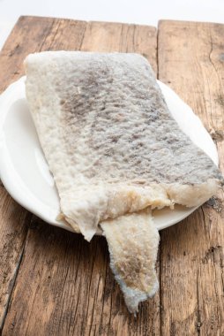 Çiğ tuzlanmış morina balığı dilimi.