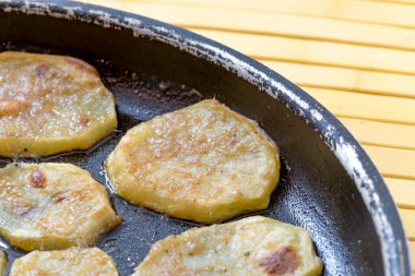 Fırında patates kızartması.