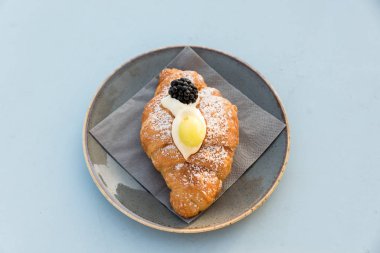 Böğürtlenli kremalı kruvasan