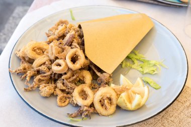 Kızarmış karışık deniz kabuğu manzarası