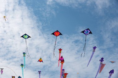 Mavi gökyüzü ve beyaz bulutlu uçurtmalar