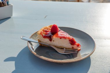 Bir dilim ahududu yarı freddo keki.