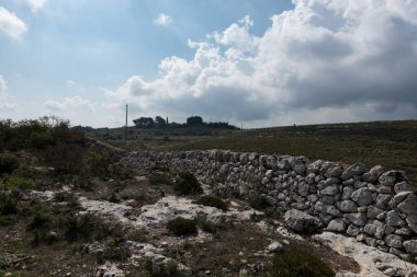 Tipik Sicilya kuru taş duvarları.