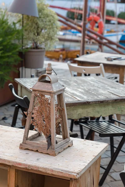港の近くの小さなテーブル — ストック写真