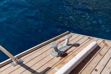 Motorlu bir teknede kelepçe.