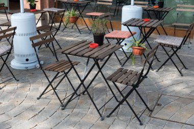 Bardaki küçük masalar.