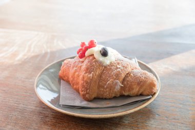 Böğürtlenli kremalı kruvasan