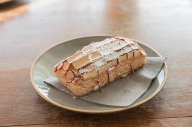 Kumsalda kahvaltı, makarna ve kapuçino.