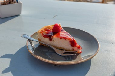 Bir dilim ahududu yarı freddo keki.