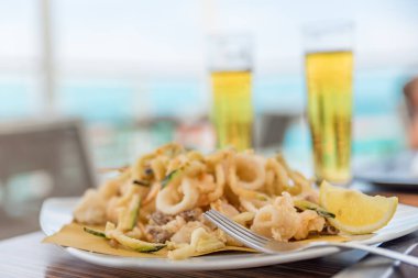 Kızarmış balık ve buz gibi bira.