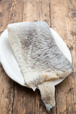 Çiğ tuzlanmış morina balığı dilimi.