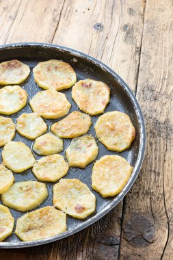 Fırında patates kızartması.