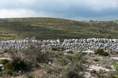 Tipik Sicilya kuru taş duvarları.