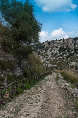 Sicilya tepelerinde yol