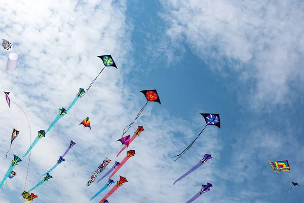 Mavi gökyüzü ve beyaz bulutlu uçurtmalar