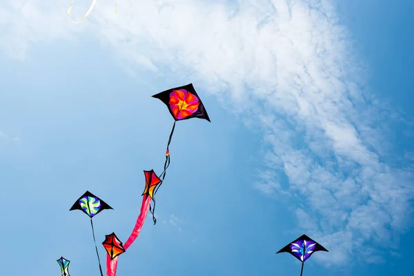 Pipas Com Céu Azul Nuvens Brancas — Fotografia de Stock