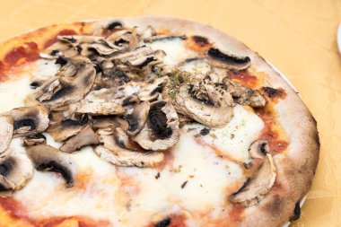 Pizza mantar manzaralı