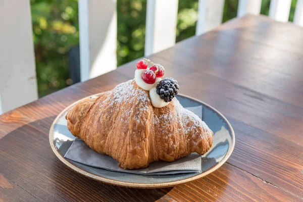 Croissants Con Moras Arándanos Rellenos Crema — Foto de Stock