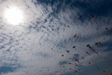 Mavi gökyüzü ve beyaz bulutlu uçurtmalar