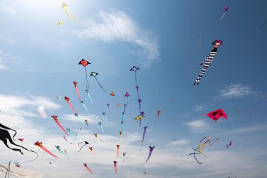 Mavi gökyüzü ve beyaz bulutlu uçurtmalar