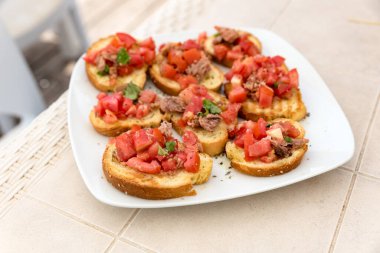 Ton balığı ile bruschetta meze