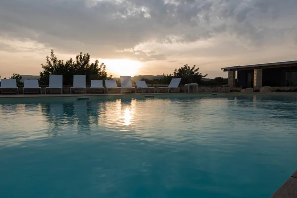 Giardino Roccioso Siciliano Con Piscina — Foto Stock