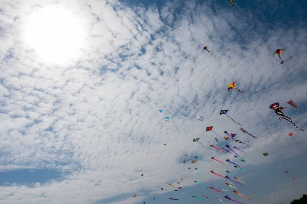 Pipas Com Céu Azul Nuvens Brancas — Fotografia de Stock