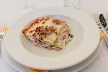 Bolonez lazanyası. Yakın çekim.