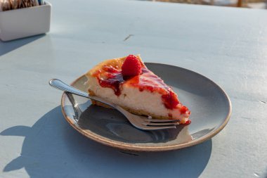 Bir dilim ahududu yarı freddo keki.