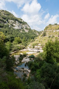 Sicilya tepelerinde yol