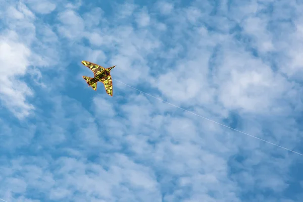 Cerfs Volants Avec Ciel Bleu Nuages Blancs — Photo