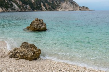 Kefalonia adasının sarp kıyıları