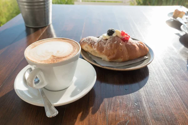 Petit Déjeuner Plage Avec Pâtes Capuccino — Photo