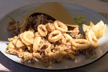 Kızarmış karışık deniz ürünleri yakından.