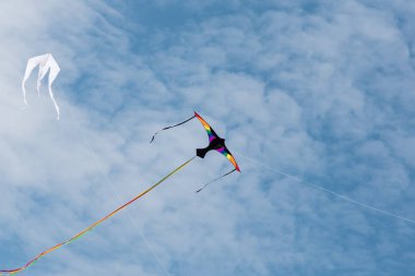 Mavi gökyüzü ve beyaz bulutlu uçurtmalar