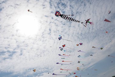 Mavi gökyüzü ve beyaz bulutlu uçurtmalar