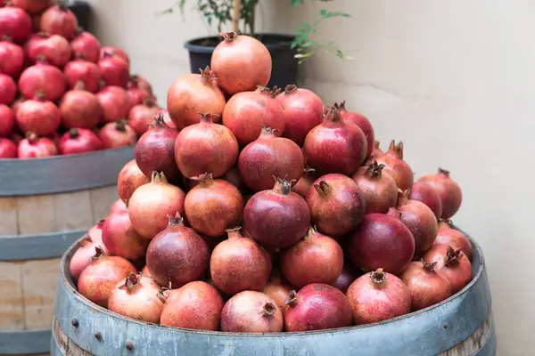 Haufen Reifer Granatäpfel — Stockfoto