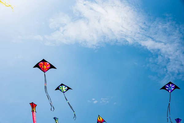 Vliegers Met Blauwe Lucht Witte Wolken — Stockfoto
