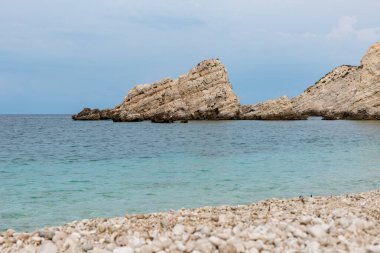 Kefalonia adasının sarp kıyıları