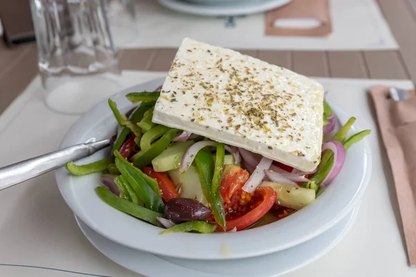 Salada Grega Tradicional Com Queijo Feta — Fotografia de Stock