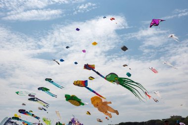 Mavi gökyüzü ve beyaz bulutlu uçurtmalar