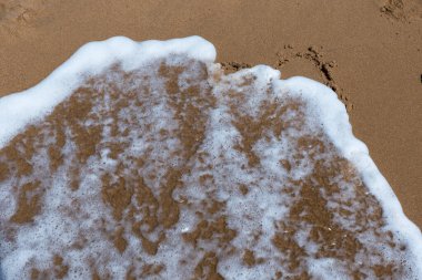 Kalp denizin kıyısında çizilir