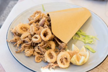 Tabakta kızarmış deniz ürünleri.