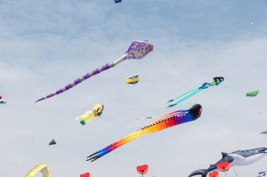 Mavi gökyüzü ve beyaz bulutlu uçurtmalar