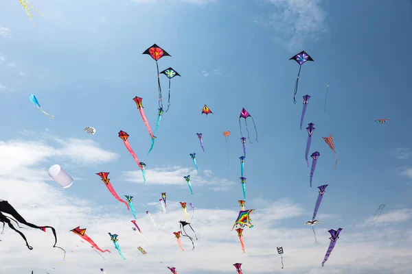 Pipas Com Céu Azul Nuvens Brancas — Fotografia de Stock