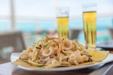 Kızarmış balık ve buz gibi bira.